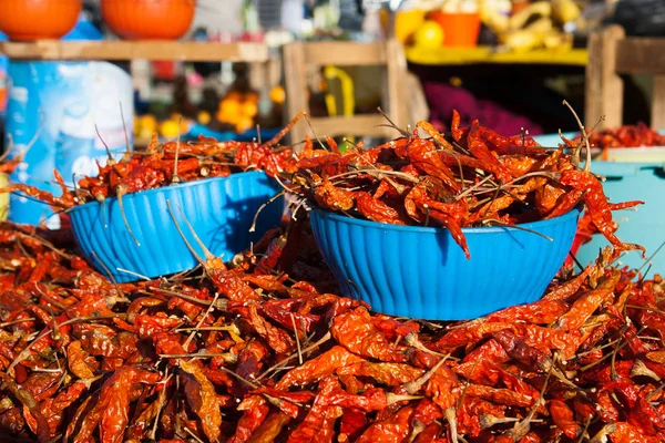 Ina mavi kase San Juan Chamula Market, Chiapas, Meksika biber kurutulmuş kırmızı.