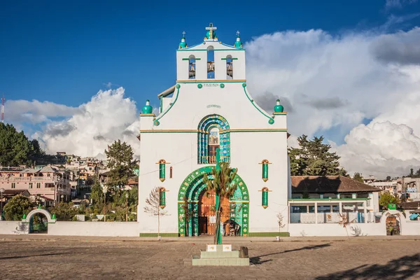 San Juan Chamula Pazar, Chiapas, Meksika San Bautista kilisede önden görünümü.