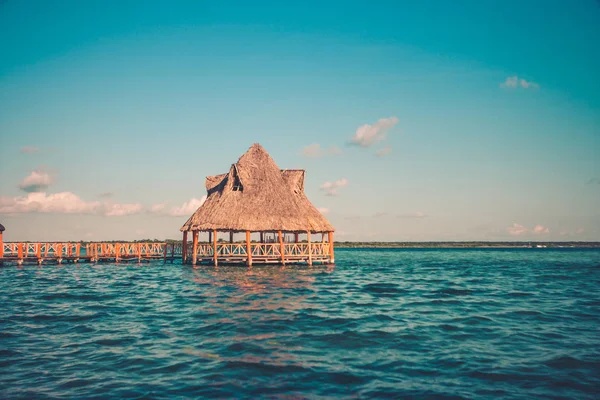 Renkli bir iskele ile bulutlar ve Laguna Bacalar, Chetumal, Quintana Roo, Meksika, mavi su kademeli resmi.