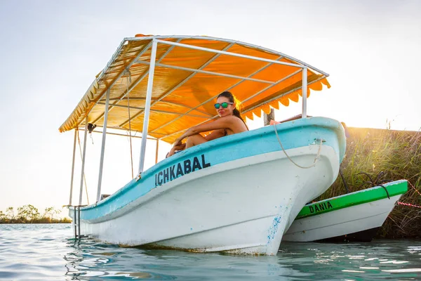 Γυναίκα Περιμένει Μια Βάρκα Κίτρινη Οροφή Laguna Bacalar Chetumal Κιντάνα — Φωτογραφία Αρχείου