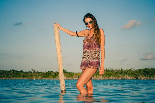 Laguna Bacalar, Chetumal, Quintana Roo, Meksika poz lagün, yaklaşan günbatımı, gözlüklü kadın.