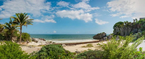 Tulum sit alanı, Quintana Roo, Meksika tropikal bir kumsalda panoramik manzaralı.