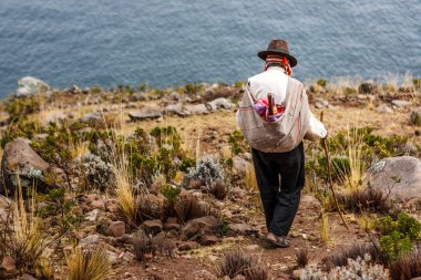 Zavallı adam cliff, Taquile Adası, Titicaca gölü, Peru yürüyor