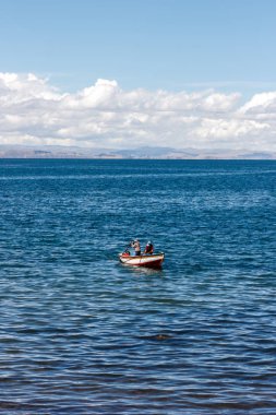 Amantani Island, Titicaca gölü, Peru bir teknede iki balıkçı