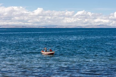 Amantani Island, Titicaca gölü, Peru bir teknede iki balıkçı
