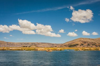 Bir teknede Titicaca gölü, Peru Uros adadan