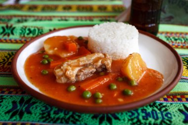 Tipik Peru yemeği haşlanmış et ve pilav, Peru