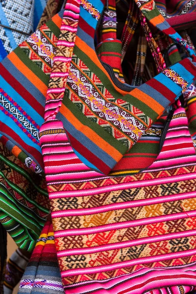 市場では、クスコ、ペルーで手作りバッグ — ストック写真