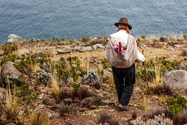 Zavallı adam cliff, Taquile Adası, Titicaca gölü, Peru yürüyor