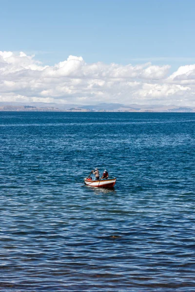 秘鲁的的喀喀湖湖 Amantani 岛两名渔民在船上 — 图库照片