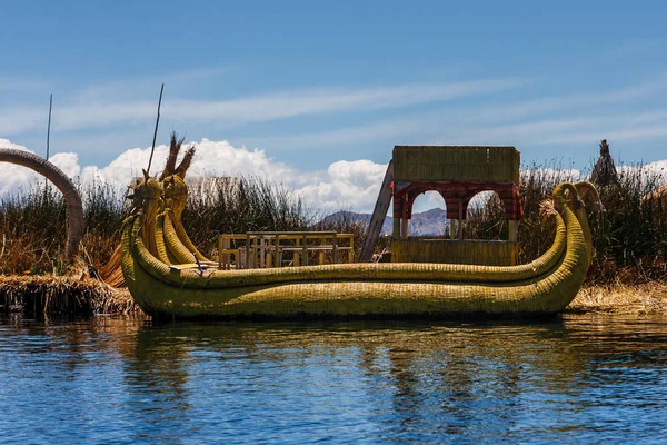 Τυπικό totora βάρκα στο νησάκι Ούρος, Λίμνη Τιτικάκα, Περού — Φωτογραφία Αρχείου