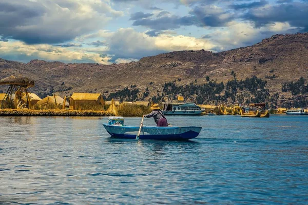 Γυναίκα κωπηλασία σε μια βάρκα, νησάκι Ούρος, Λίμνη Τιτικάκα, Περού — Φωτογραφία Αρχείου