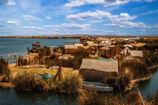 Bir teknede Titicaca gölü, Peru Uros adadan