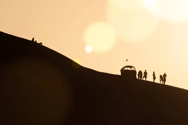 Τουρίστες με ένα αμαξίδιο στην έρημο σε Huacachina, Ica, P — Φωτογραφία Αρχείου