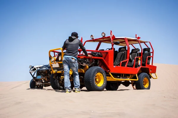 Dune buggy and peruvian pilot in Huacachina, Ica, Peru — Stock Photo, Image