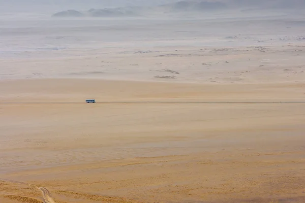 Autocarro turístico no deserto arenoso da Península de Paracas, Peru — Fotografia de Stock