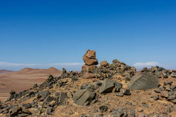 Pilha de rocha no deserto, Paracas, Peru — Fotografia de Stock