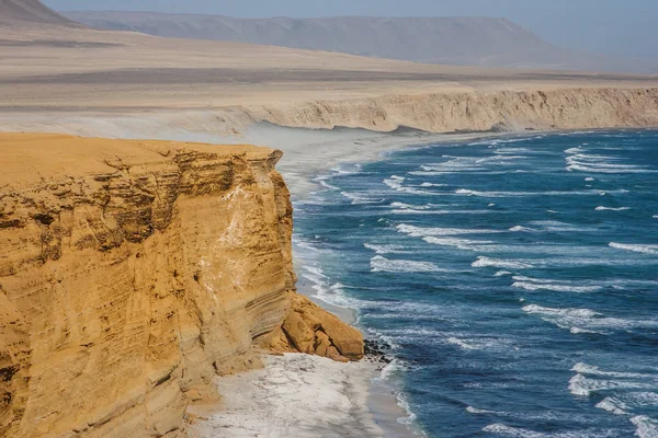 Cliff büyük okyanus. Paracas, Peru