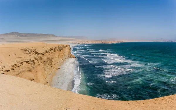Cliff büyük okyanus. Paracas, Peru