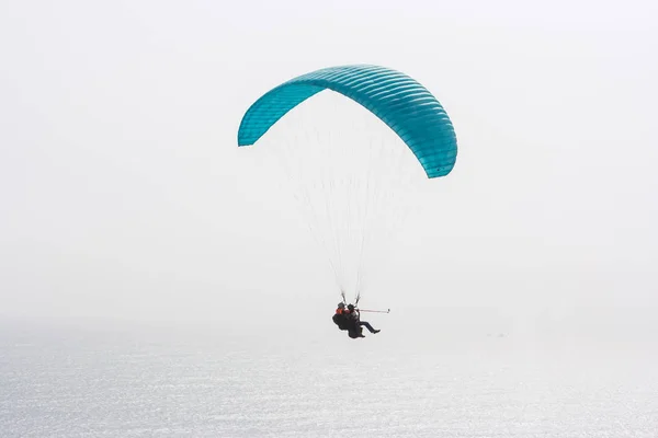 Parapente azul sobre Lima, Peru — Fotografia de Stock