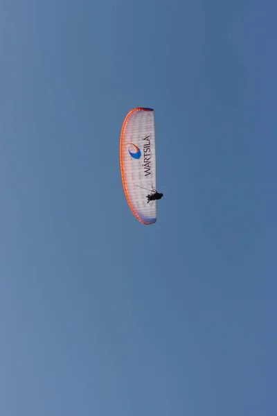 Parapente branco sobre Lima, Peru — Fotografia de Stock