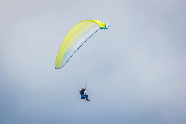 秘鲁利马上空的黄色滑翔伞 — 图库照片
