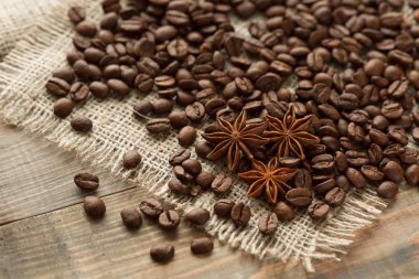 kahve çekirdekleri ve tarçınlı yıldız anason