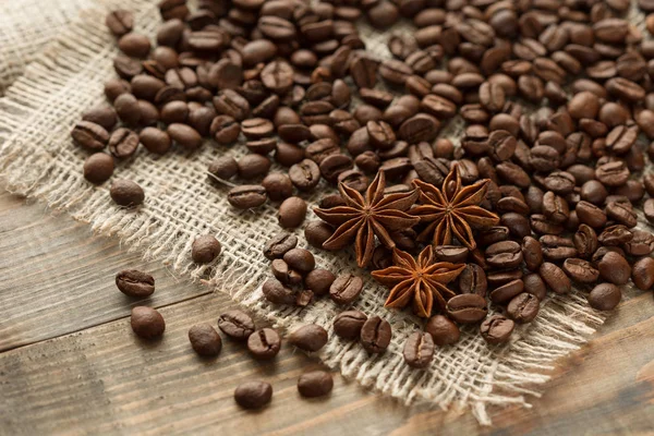 kahve çekirdekleri ve tarçınlı yıldız anason