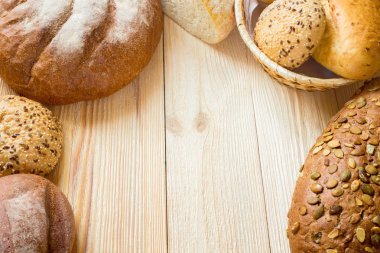 Taze kokulu ekmek masanın üzerine.