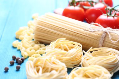 Spagetti ve malzemelerle tagliatelle