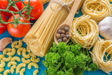 Spagetti ve malzemelerle tagliatelle