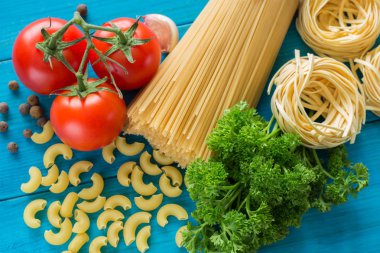 Spagetti ve malzemelerle tagliatelle