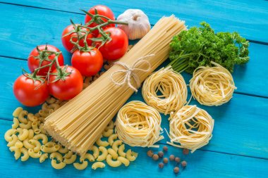 Spagetti ve malzemelerle tagliatelle
