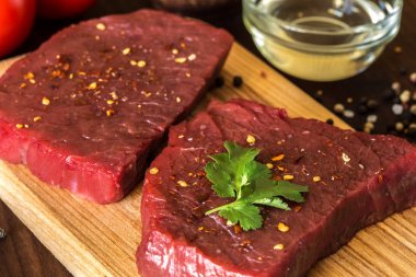 ham sığır eti biftek yemek pişirmek için malzemelerle