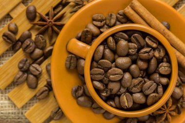 Kahve çekirdekleri torbada.