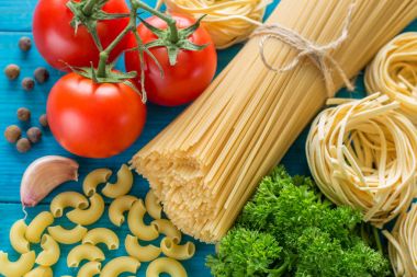 Spagetti ve malzemelerle tagliatelle