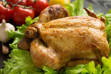 marul yaprakları pişmiş tavuk