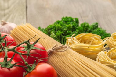 Spagetti ve malzemelerle tagliatelle
