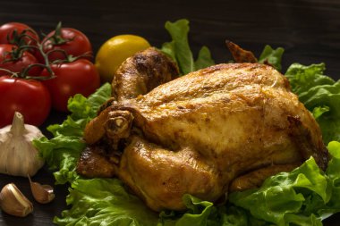 marul yaprakları pişmiş tavuk