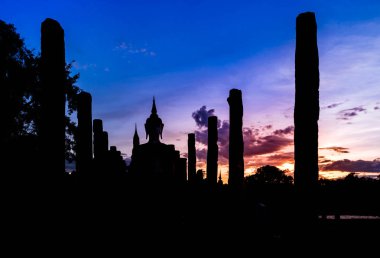 Alacakaranlık gökyüzü eski Buda resim Wat Mahathat, Sukhothai adlı arkasında 