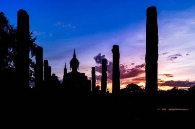 Alacakaranlık gökyüzü eski Buda resim Wat Mahathat, Sukhothai adlı arkasında 