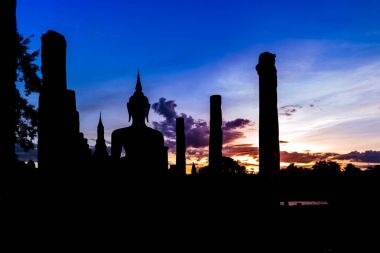 Alacakaranlık gökyüzü eski Buda resim Wat Mahathat, Sukhothai adlı arkasında 