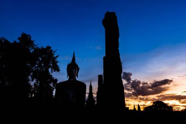 Alacakaranlık gökyüzü eski Buda resim Wat Mahathat, Sukhothai adlı arkasında 