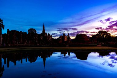 Alacakaranlık gökyüzü Wat Mahathat, Sukhothai Tarih Parkı dünya o