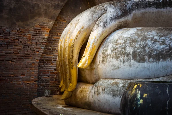 Hand av urgamla buddha-statyn i Wat Si Chum på Sukhothai historiska — Stockfoto