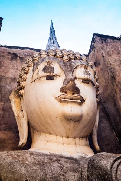 Volto di antica statua buddha in Wat Si Chum su Sukhothai Histor — Foto Stock