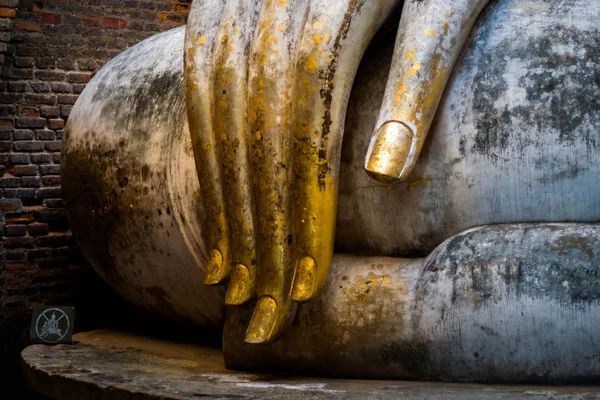 Mano di antica statua buddha in Wat Si Chum su Sukhothai Histor — Foto Stock