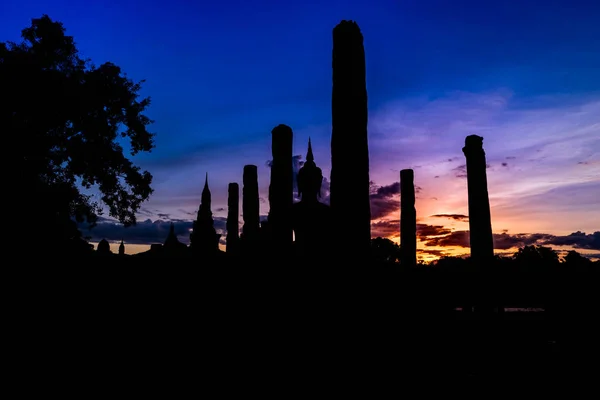 Soumraku oblohy za starý obraz Buddhy ve Wat Mahathat, Sukhothai — Stock fotografie