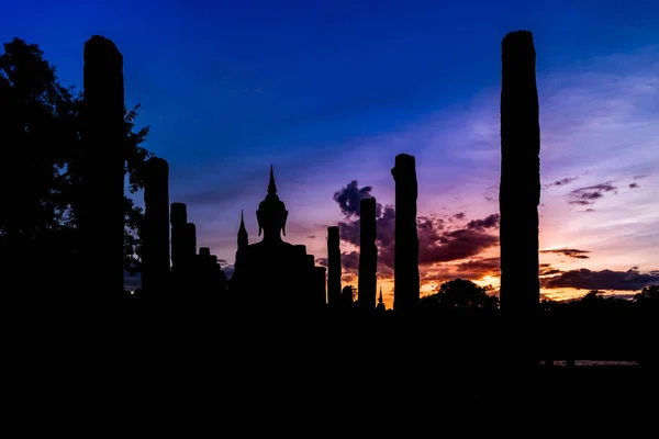 Soumraku oblohy za starý obraz Buddhy ve Wat Mahathat, Sukhothai — Stock fotografie