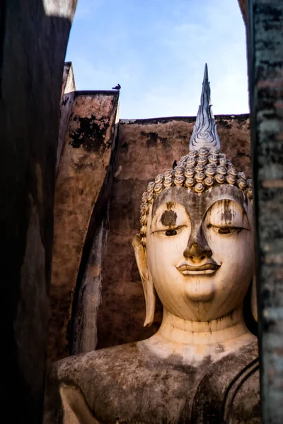 Antica statua buddha a Wat Si Chum sul Sukhothai Historical Par — Foto Stock